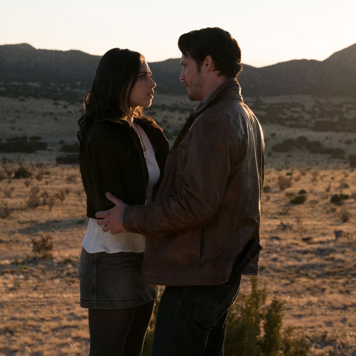 Roswell New Mexico Premiere Recap Season 1 Episode 1