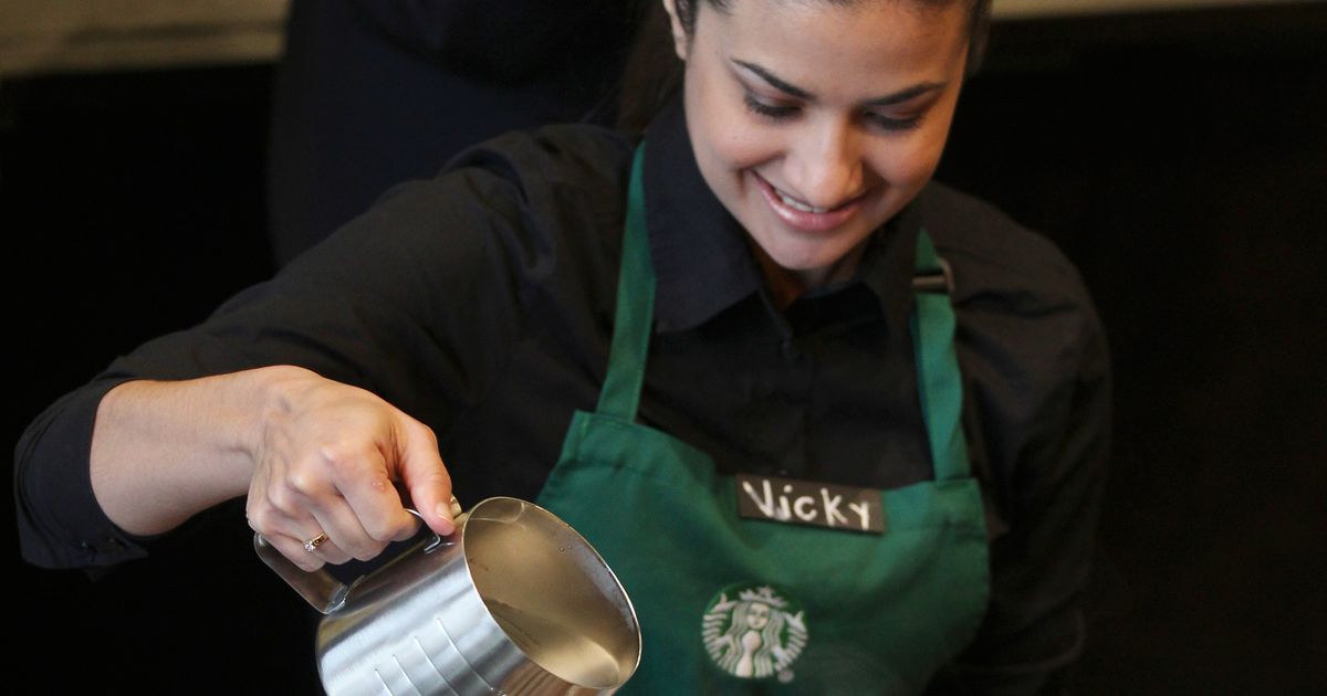 Официантка делает минет — так Starbucks привлекает новых клиентов