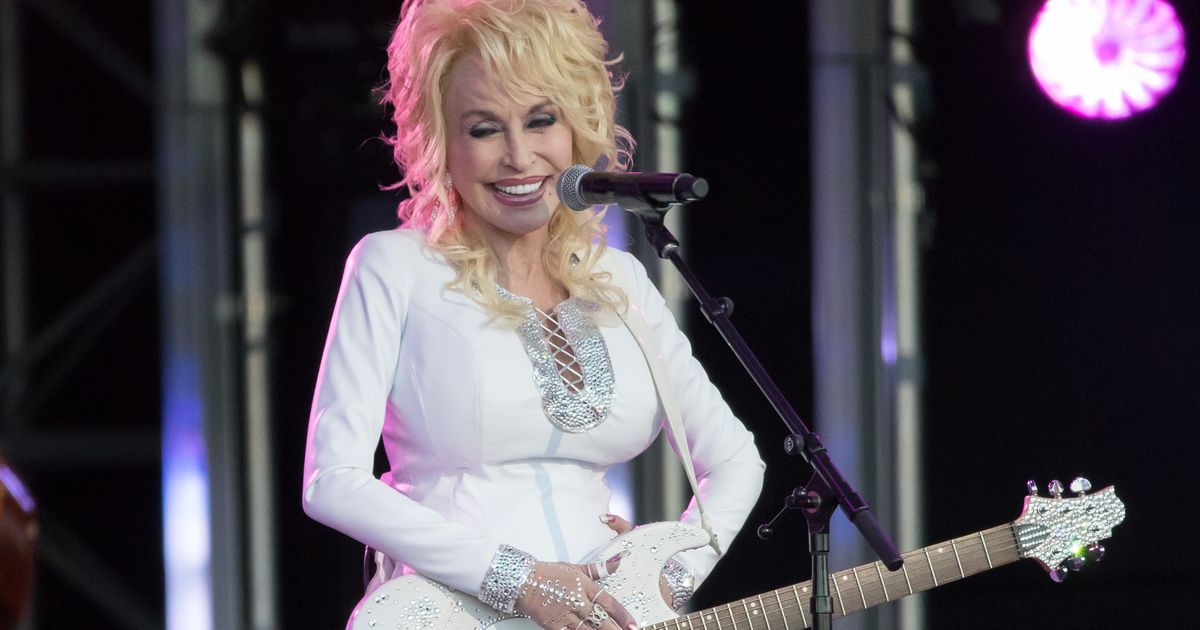 Dolly Parton Will Receive The Willie Nelson Lifetime Achievement Award At The CMAs