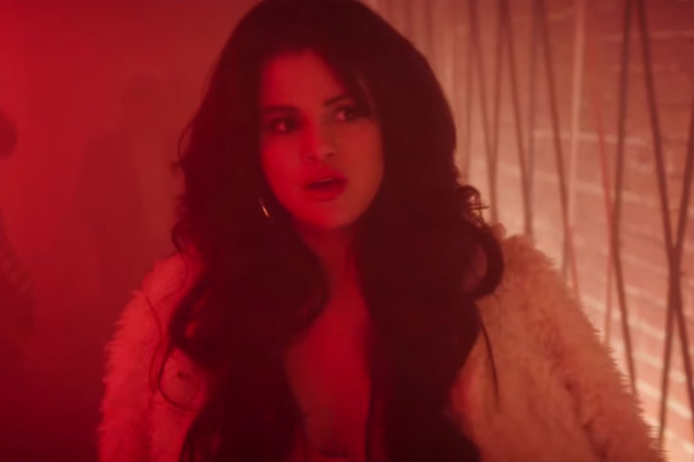 1420px x 946px - Selena Gomez Joins T. Swift's 'Bad Blood' Video