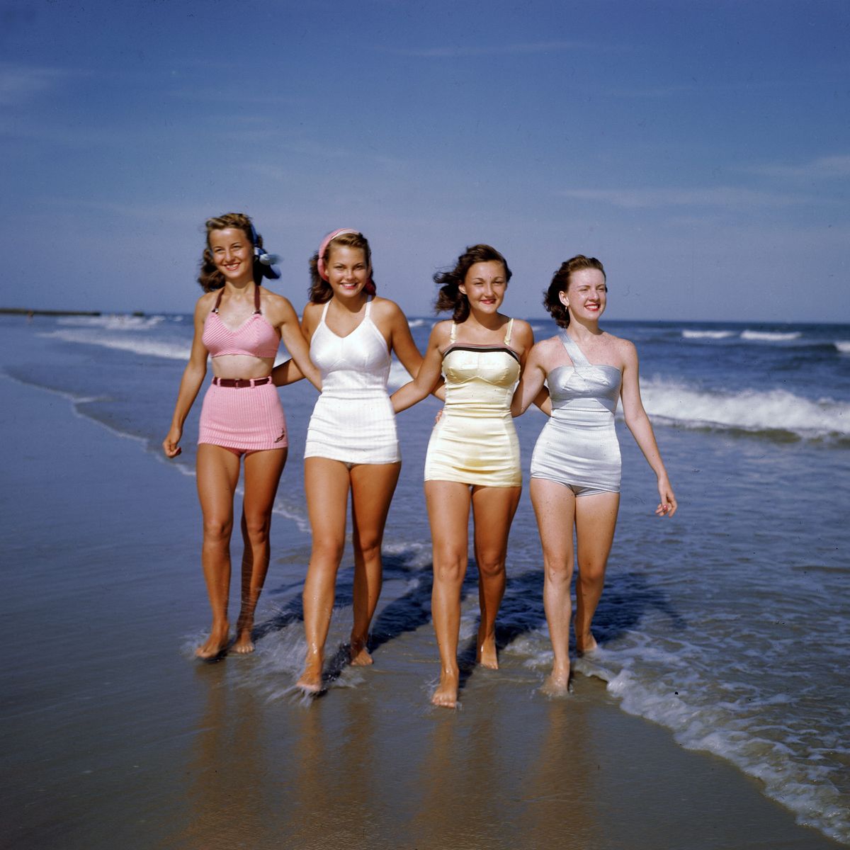 Девушки в купальниках гуляют на вечеринке в заливе