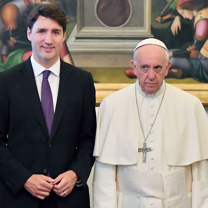 Engager udsagnsord umoral Pope Francis Doesn't Smile in Photo With Trudeau, Like Trump