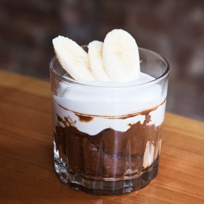 生巧克力慕斯与椰子鞭，用鳄梨制成，公平贸易可可粉，椰子糖，椰子水，枫糖浆，香草粉，浓缩咖啡，浓缩咖啡粉，海盐；用椰奶，龙舌兰，香草提取物和海盐制成的椰子鞭。