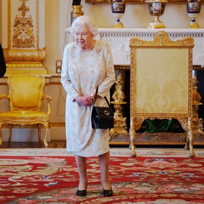 Queen Elizabeth II uses key accessory to end conversations - pictures