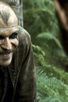 Though it favors glam-rock styles, the show also pays tribute to punk rock care of Floki (played by Alexander Skarsgard’s bro, Gustaf Skarsgard). Note the spikiness, thick guy-liner, and rebel patch of fore-hair.