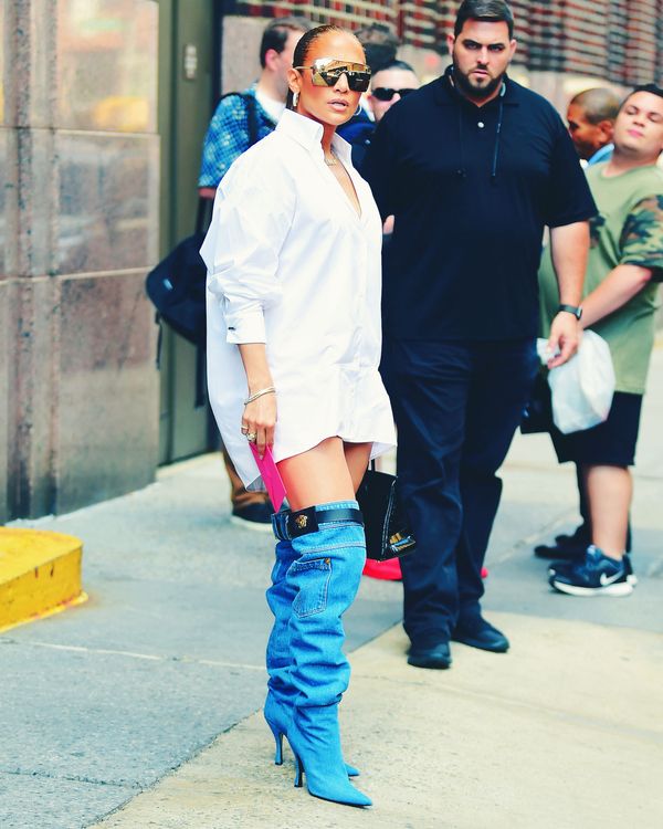 Verscherpen schotel zwaan Jennifer Lopez Wears Versace Boots That Look Like Jeans