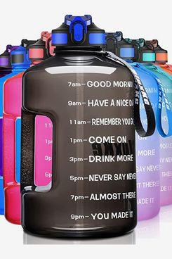 Botella de agua de un galón con marcador de tiempo y pajita