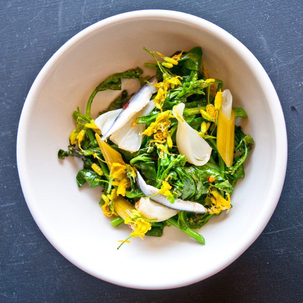 绿蒜西兰花和白凤尾鱼。