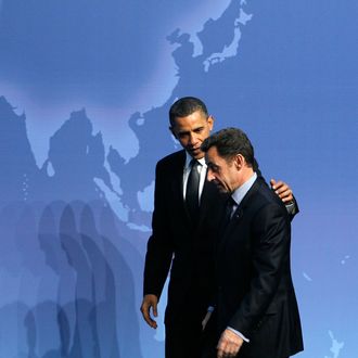 U.S. President Barack Obama (L) talks to President of France Nicolas Sarkozy (R) at the Nuclear Security Summit April 12, 2010 in Washington, DC.