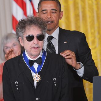 US President Barack Obama presents the Presidential Medal of Freedom to musician Bob Dylan during a ceremony on May 29, 2012