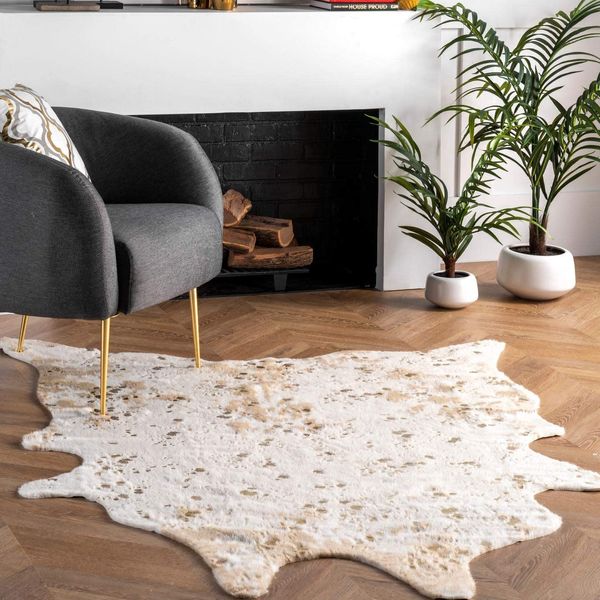 nuLOOM Iraida Faux Cowhide Shaped Rug, 5’9” x 7’7”, Off-white