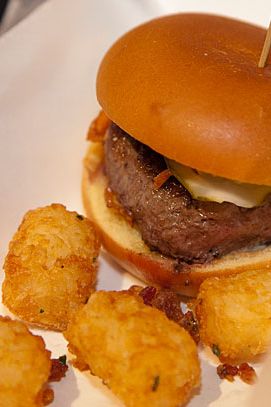 倒数第二的培根芝士汉堡。培根tator小孩。