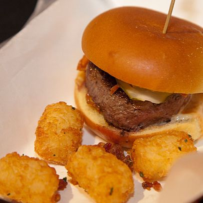 倒数第二的培根芝士汉堡。培根tator小孩。