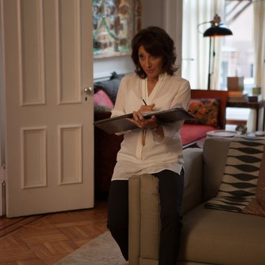 Playing Julie’s mom, Marilyn Kessler, award-winning actress Andrea Martin is hilarious as a narcissistic therapist, who leads a perfect life and has no real issues apart from her daughter not having provided her with grandkids yet. She’s also not the best listener and doesn’t understand the “little comedy things” Julie does downtown. In one episode, Julie tries to befriend a vet to prove she’s charitable to Marilyn’s surrogate daughter.