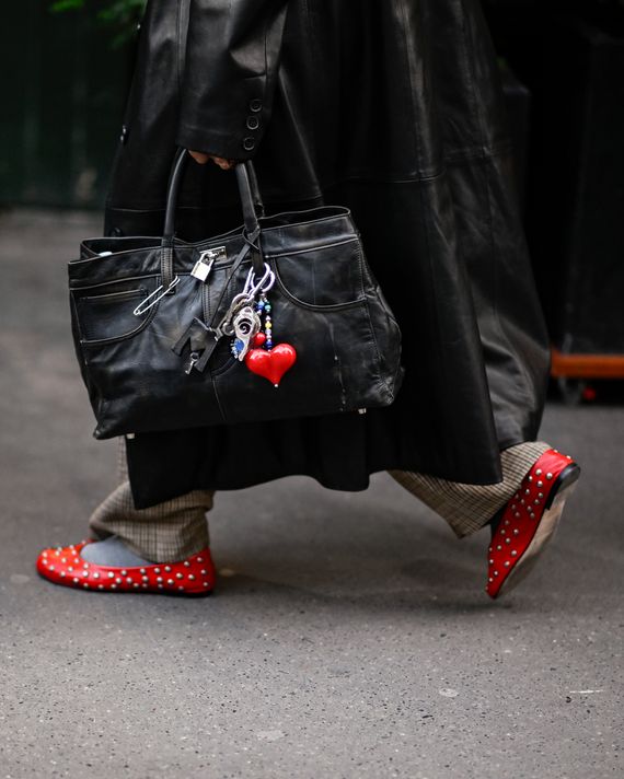 Street Style - Paris Fashion Week - Womenswear Spring/Summer 2025 - Day Seven