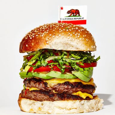 出于对家乡州的尊重，贾斯汀·斯迈利(Justin Smillie)的草饲双层芝士汉堡配料齐全:生菜、番茄、葱花、牛油果、胡椒，以及大量像绿色女神一样的奶油酱。他甚至在蛋糕中间插了一面小小的加州灰熊牙签国旗，以充分说明这一点。