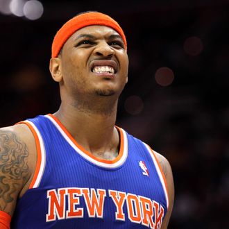 New York Knicks' Carmelo Anthony grimaces as he leaves the court after injuring himself when falling at midcourt during the second quarter of their NBA basketball game against the Cleveland Cavaliers in Cleveland March 4, 2013.