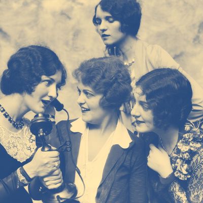 1920s GROUP OF LADIES…