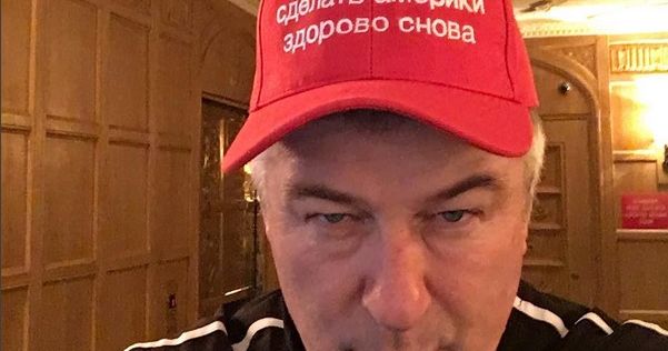 アレック・ボールドウィンはロシア語でドナルド・トランプを挑発し続けています。