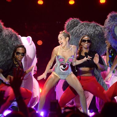 Miley Cyrus Celebrity Porn Gif - Critics Roundup: What Everyone Said About Miley Cyrus's VMA Performance