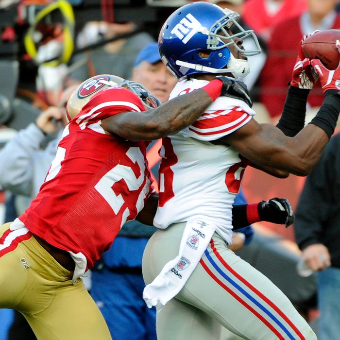 Hakeem Nicks #88 of the New York Giants catches a thirty-two yard touchdown pass over Tarell Brown #25