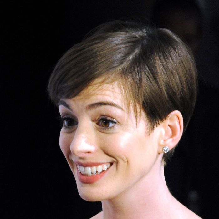 Jb Upskirt - The Exact Moment Anne Hathaway Heard About Her Naked Upskirt Picture