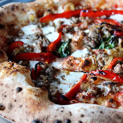 门纳将圣詹纳罗描述为披萨上的香肠和胡椒英雄，用滴入picante的蜂蜜调味。