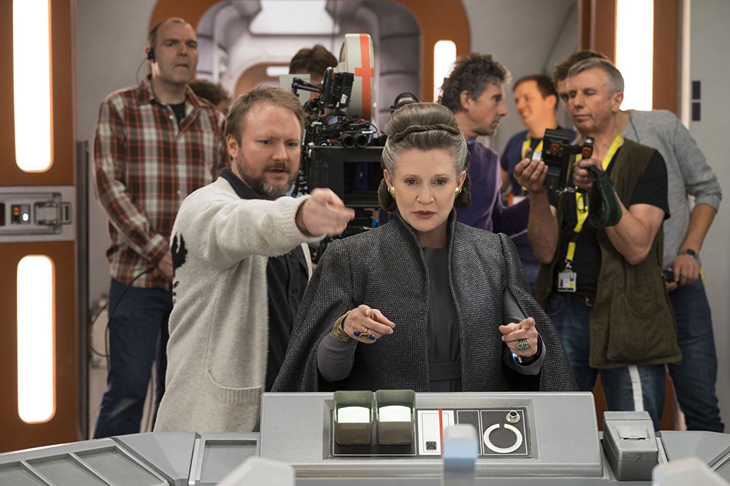 Rian Johnson only wrote one draft for the last jedi! He put no effort and  doesn't care about star wars at all!!!!! : r/saltierthankrayt