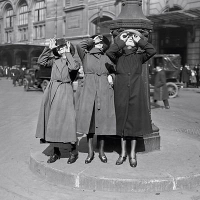 Women observing the Solar eclipse of April 8, 1921 in Paris (France).