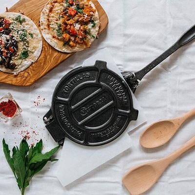 https://pyxis.nymag.com/v1/imgs/050/7d7/fe3e1872bde673e67ed095c41649e181f0-Victoria-Cast-Iron-Tortilla-Press.rsquare.w400.jpg