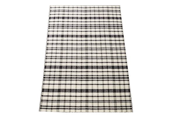 Black and white check rug 5’ x 8’