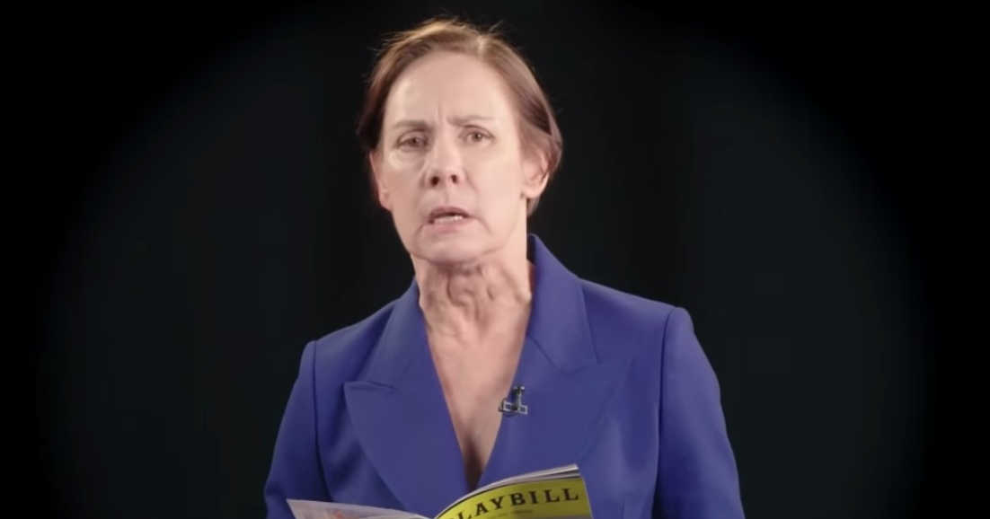 はい、Laurie Metcalfがプレイビルを読むのを見ることができます