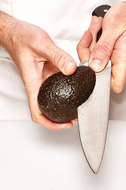 1.用厨师刀，沿着水果纵向切片。