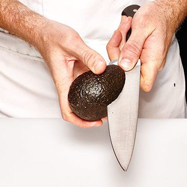 1.用厨师刀，沿着水果纵向切片。