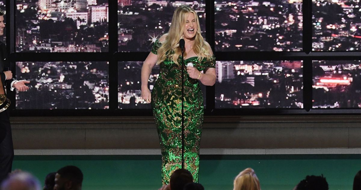 Emmys 2022: Jennifer Coolidge Dances Offstage During Speech