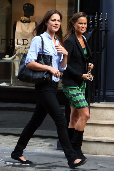 Kate and Pippa Middleton seen walking in Central LondonPictured: Kate and Pippa MiddletonRef: SPL124965  160909   EXCLUSIVEPicture by: Splash NewsSplash News and PicturesLos Angeles:	310-821-2666New York:	212-619-2666London:	870-934-2666photodesk@splashnews.com