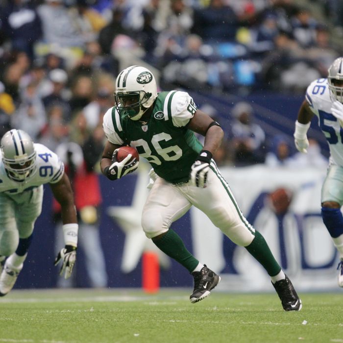 Chris Baker #86 of the New York Jets carries the ball during the NFL game against the Dallas Cowboys at Texas Stadium on November 22, 2007 in Irving, Texas.