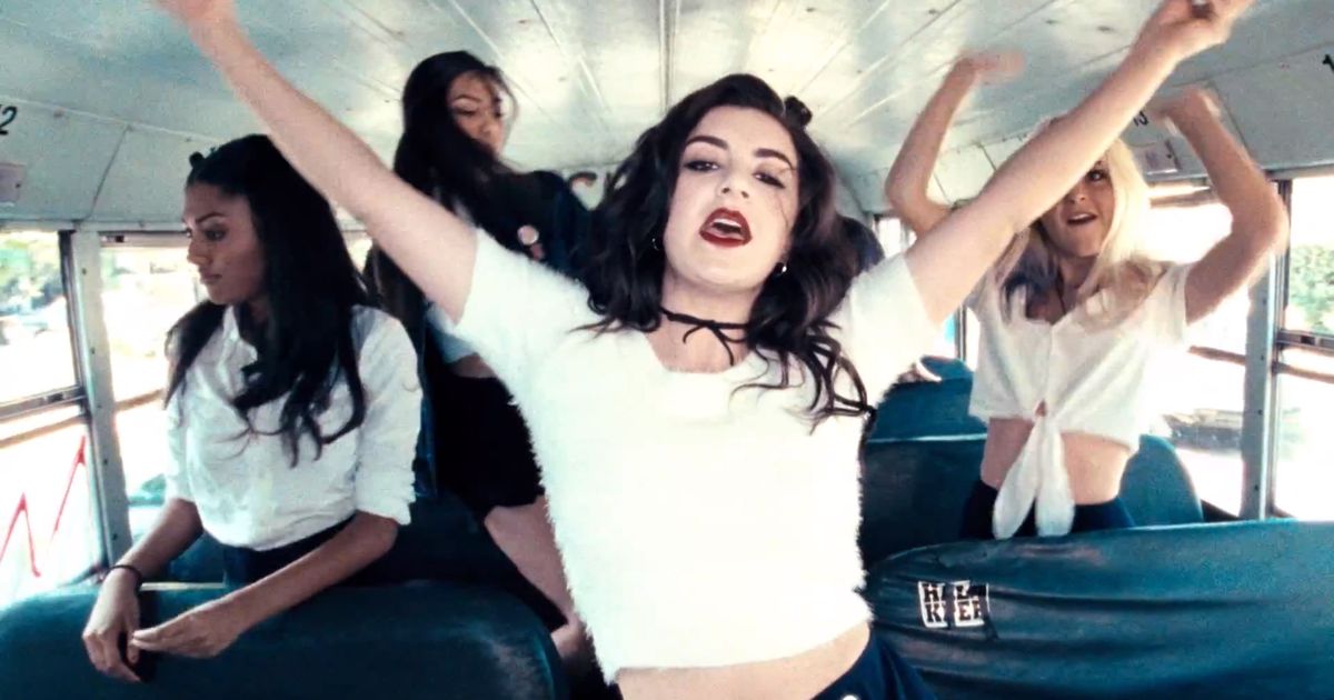 Charli XCXは、新しいビデオのために学校にとどまります。派手なままです