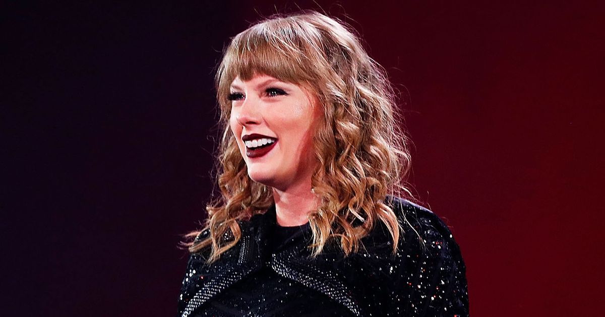テイラー・スウィフトは大きな新しいレコード契約に署名し、再びアーティストがストリーミングを支払うことを提唱しています