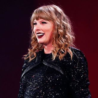 Taylor Swift's record deal: what it means for the industry, her image - Vox