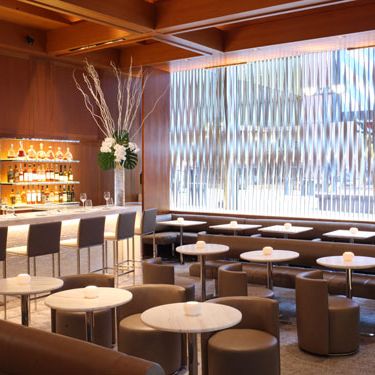 扩大的休息室和酒吧。