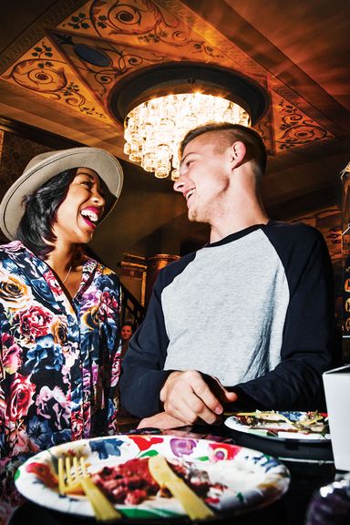 Kamille Upshaw，左，秋千会员。