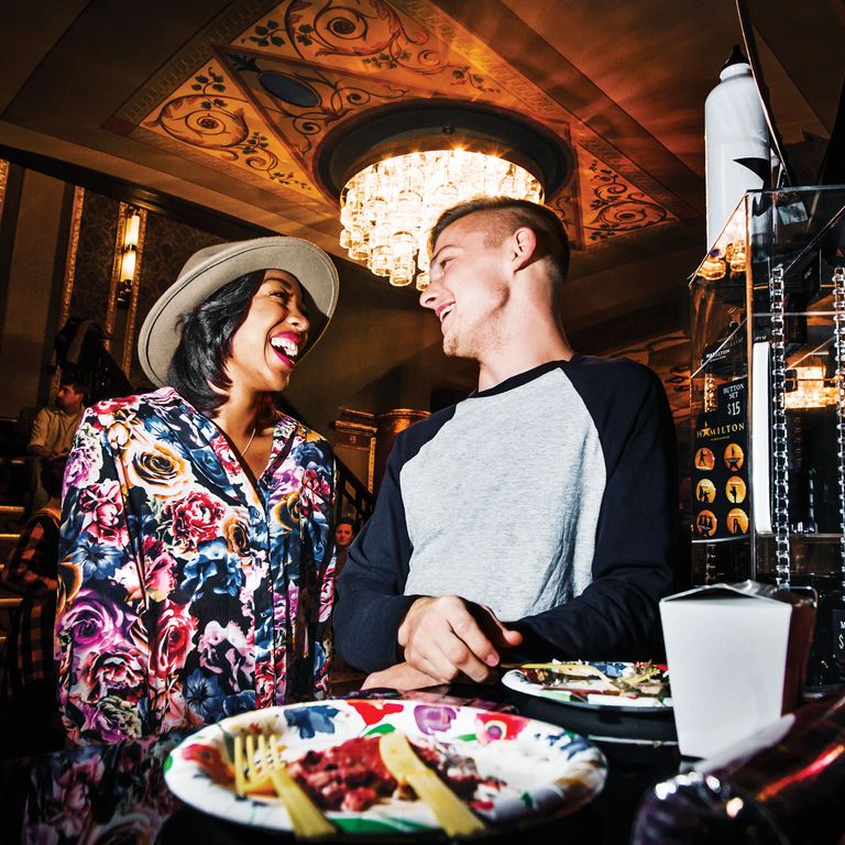 Kamille Upshaw，左，秋千会员。