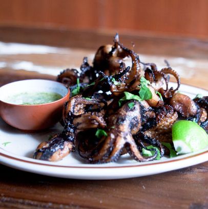 烤小章鱼配青柠，大蒜，辣椒蘸酱。