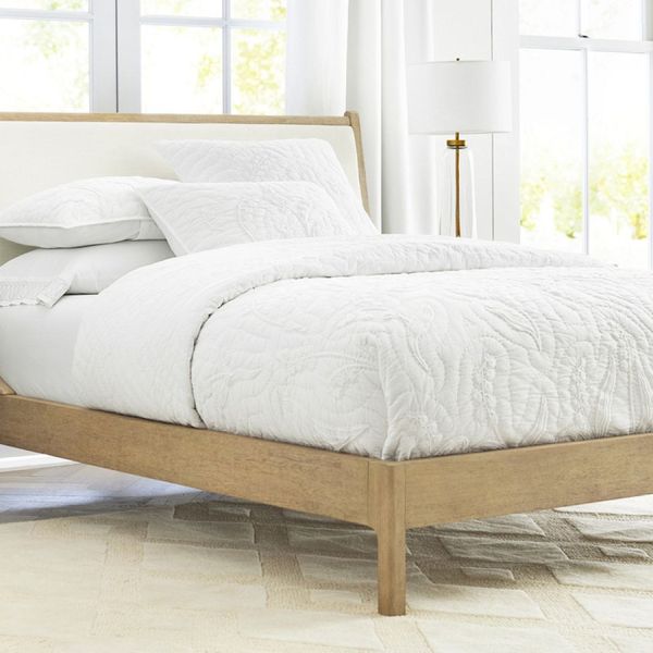 High clearance outlet platform bed