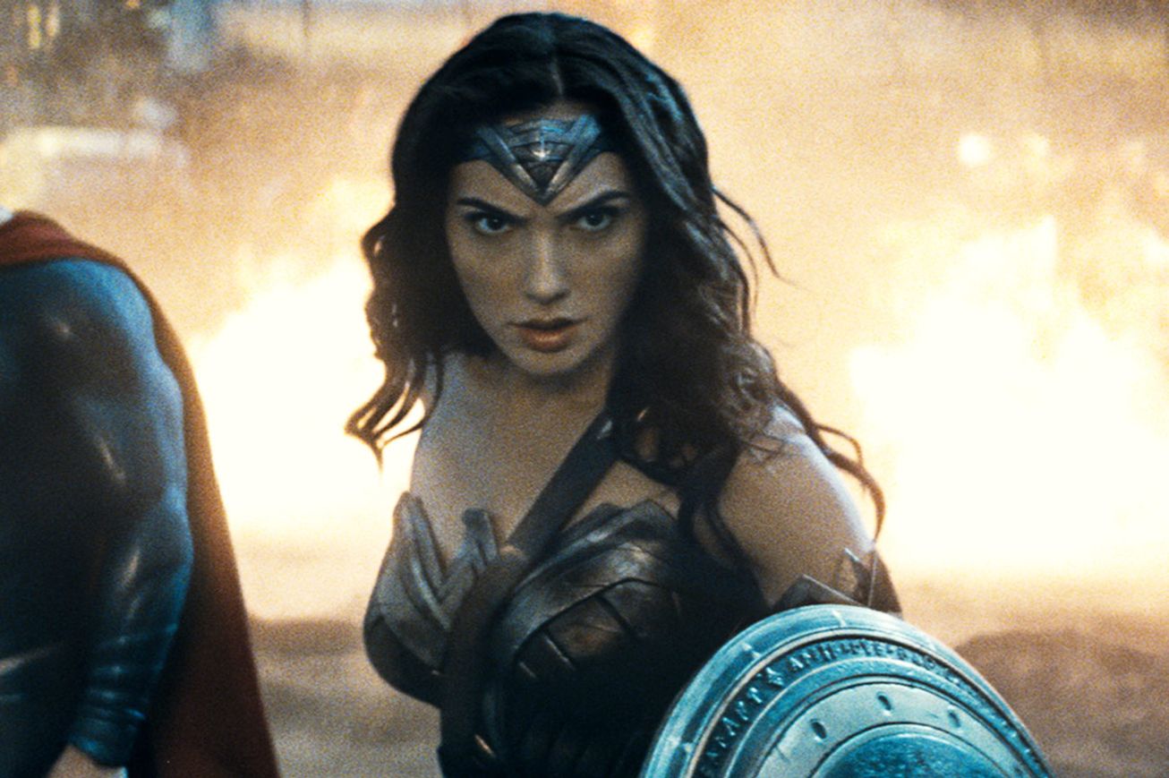 Wonder Woman's costume has gotten a lot brighter since Batman v Superman -  Vox