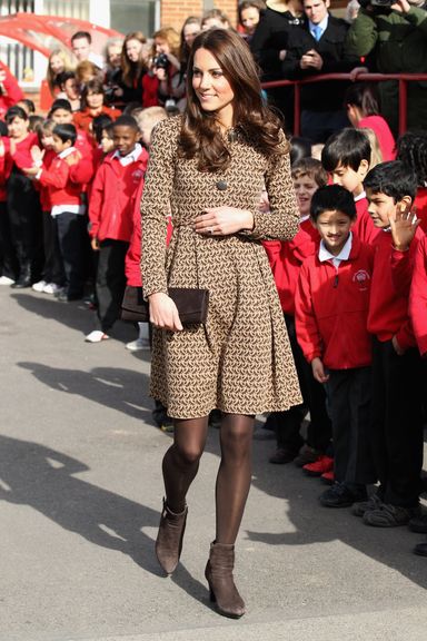 OXFORD, ENGLAND - FEBRUARY 21:  Catherine, Duchess of Cambridge meets children as she leaves Rose Hill Primary School during a visit to Oxford on February 21, 2012 in Oxford, England. The visit is in association with the charity Art Room who work with children to increase self-confidence and self-esteem  (Photo by Chris Jackson/Getty Images)
