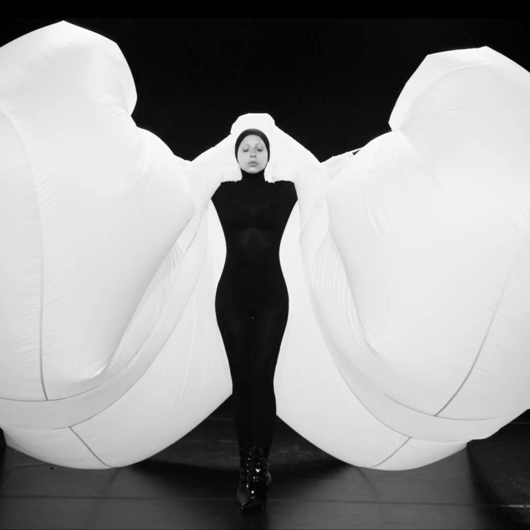 Arriba 67+ imagen lady gaga applause outfit - Abzlocal.mx
