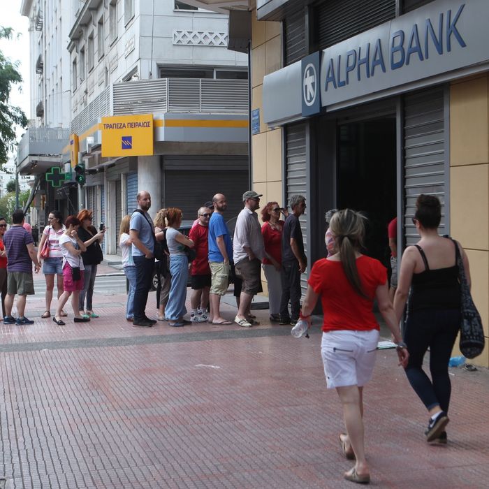 Greeks withdraw their cash from ATMs