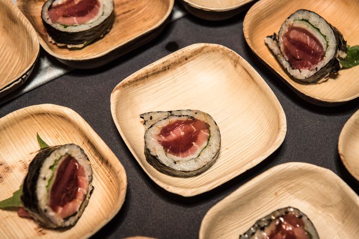 JejuNoodle Bar金枪鱼kimpp加金枪鱼磨坊、萝卜、百草枯和海草包